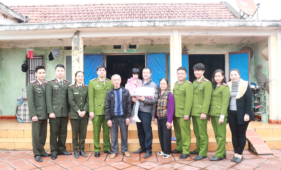 Liên Chi đoàn các phòng: Trao kinh phí “Cùng em đến trường” tặng cháu Nguyễn Thị Hoàng Ngân